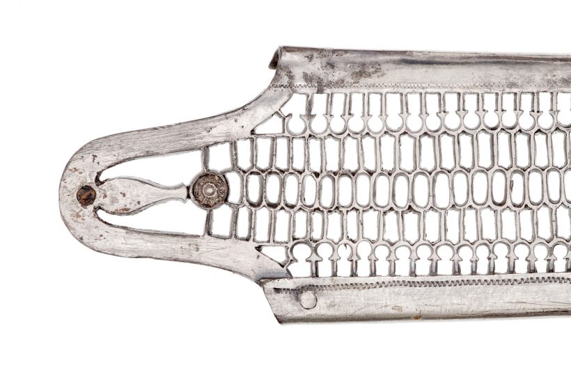 svärdsslidebeslag av silver från Historiska museets samling.