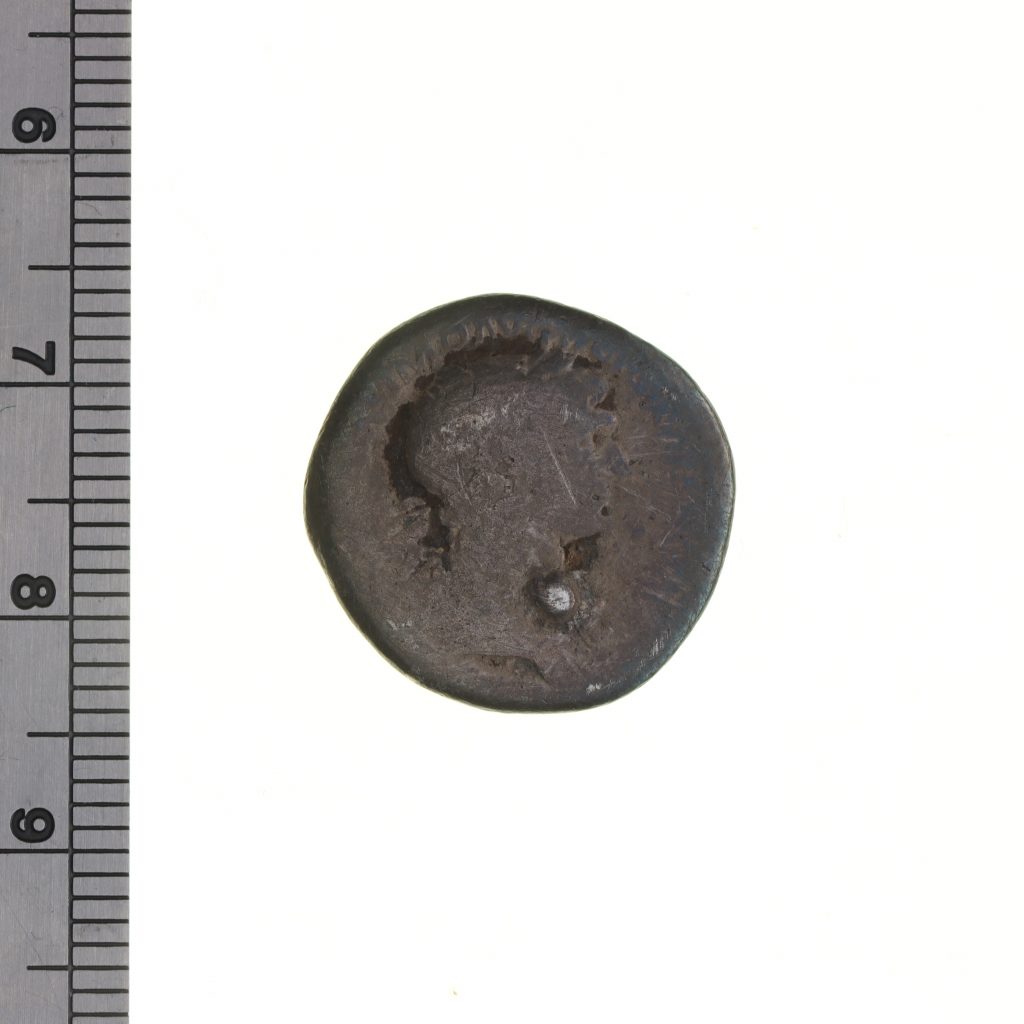På denarens framsida syns kejsare Trajanus i profil.