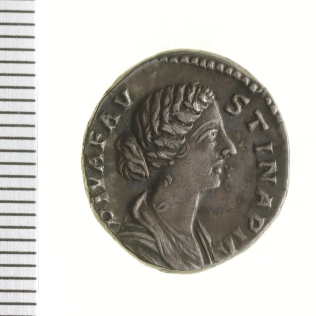 På denarens framsida syns kejsarinna Faustina den andra i profil.