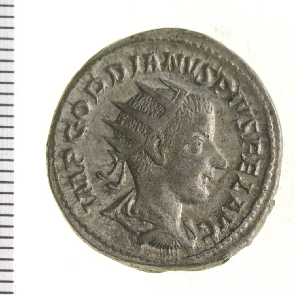 På antoninianens framsida syns kejsaren Gordianus den tredje i profil.