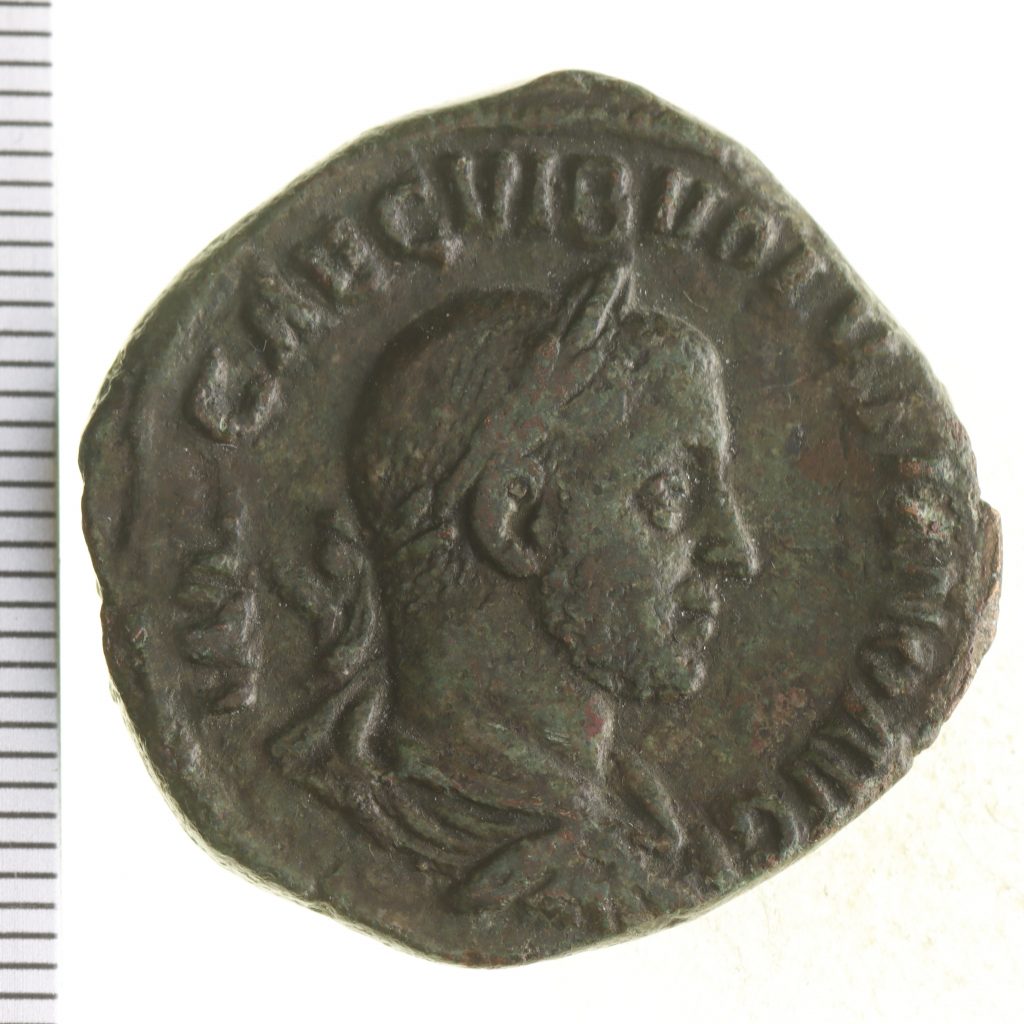 På sestertiens framsida syns kejsaren Volusianus i profil.