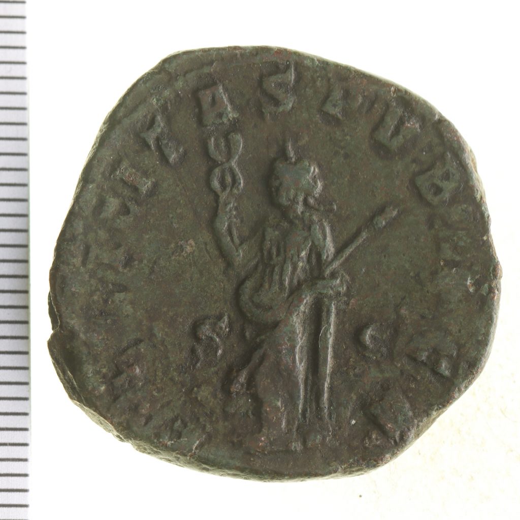 På denarens baksida syns en gudinna hållandes attribut.