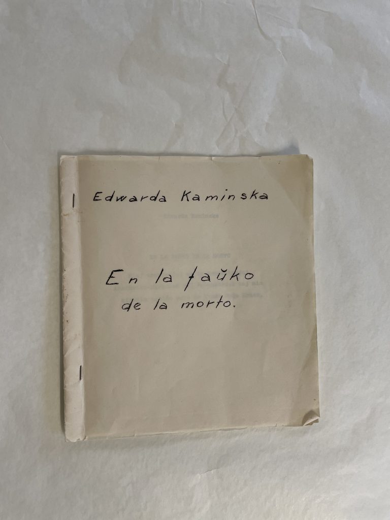 Omslaget på skriften ”En la faûko de la morto.” I dödens käftar av Edwarda Kaminska
