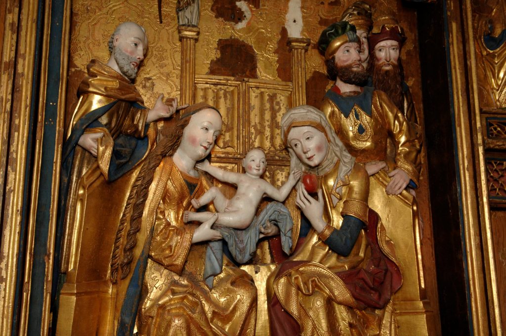 Altarskåp med flera figurer.