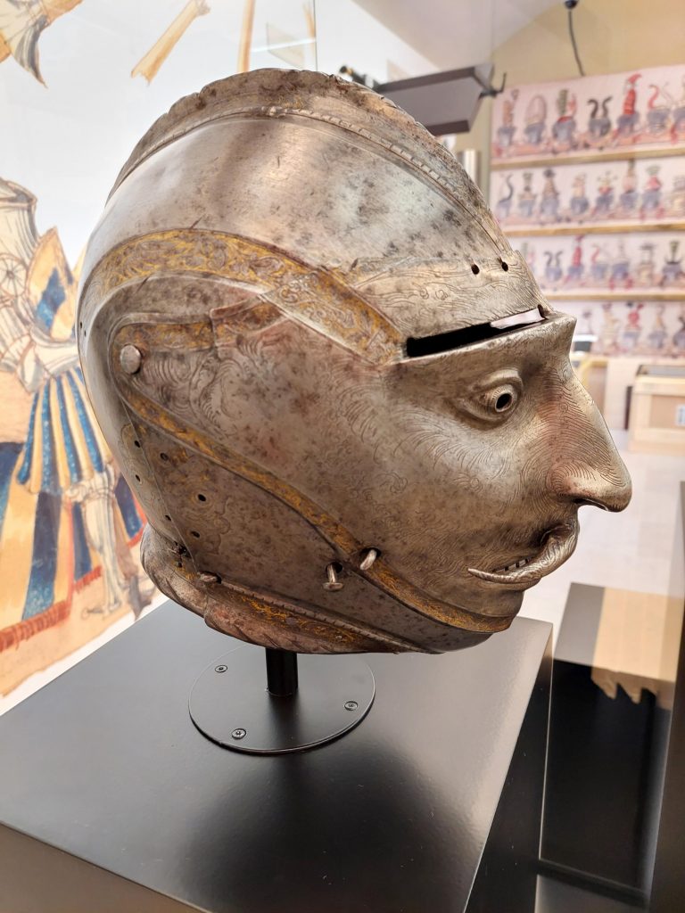 Metallhjälm med ett visir i form av ett ansikte