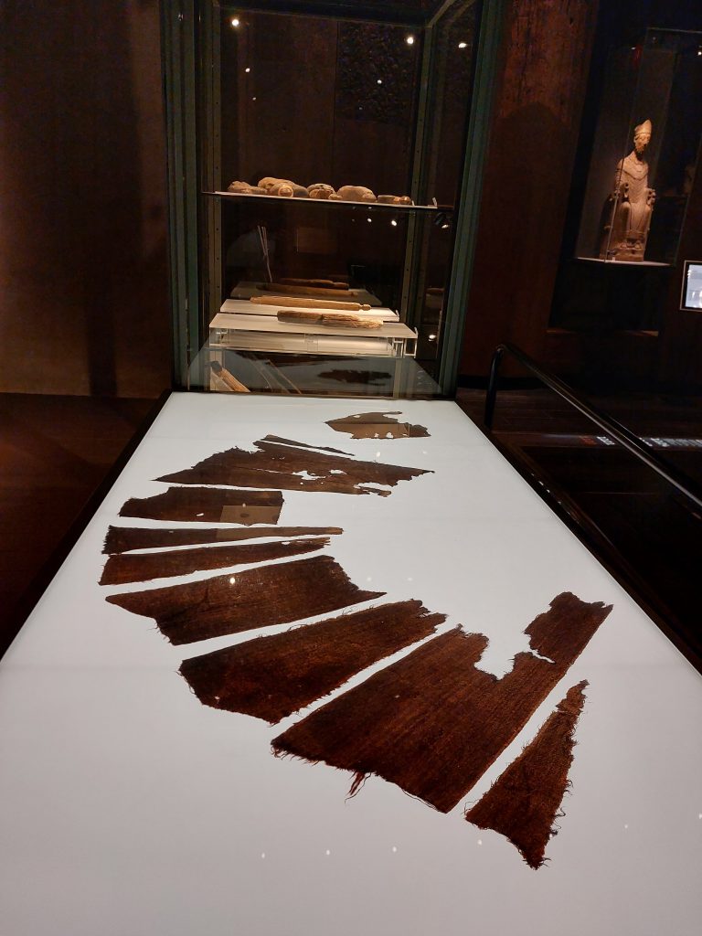 På bilden syns ett ljusbord som visar en bild på den så kallade Söderköpingskjorteln, delar av en medeltida dräkt från 1240-talet.