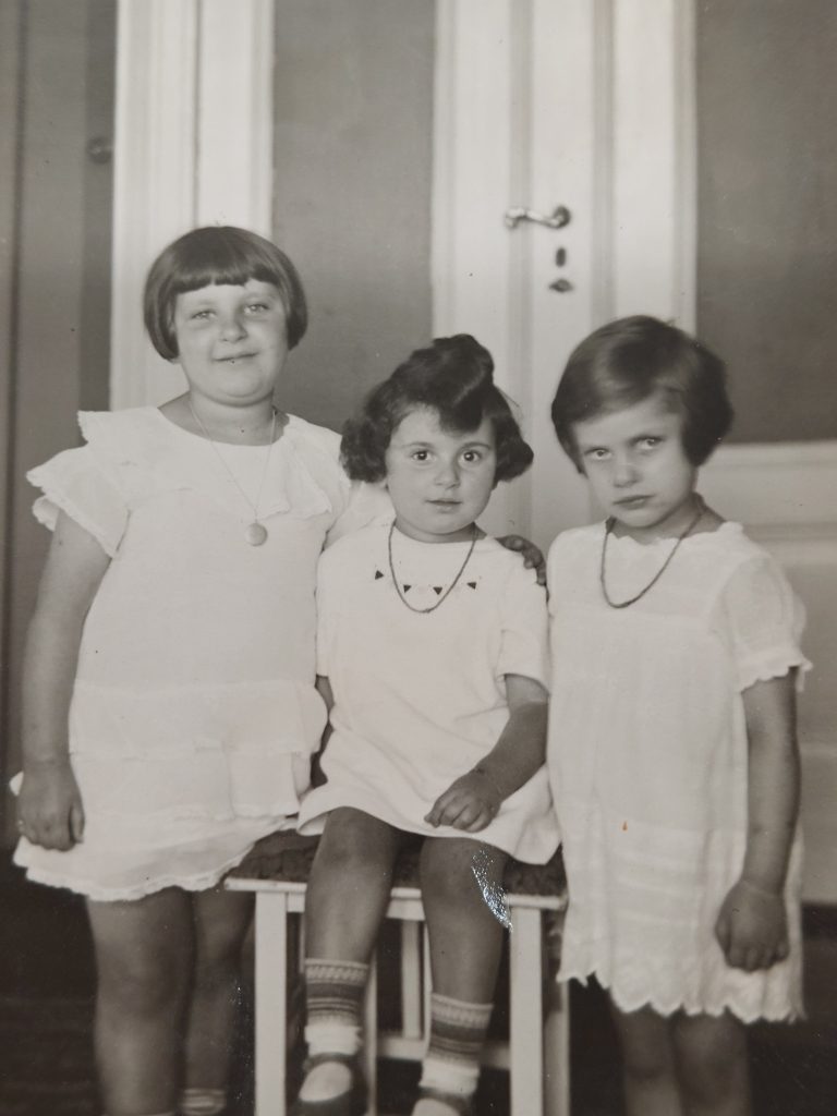 Tre små flickor i 3-5 års ålder.