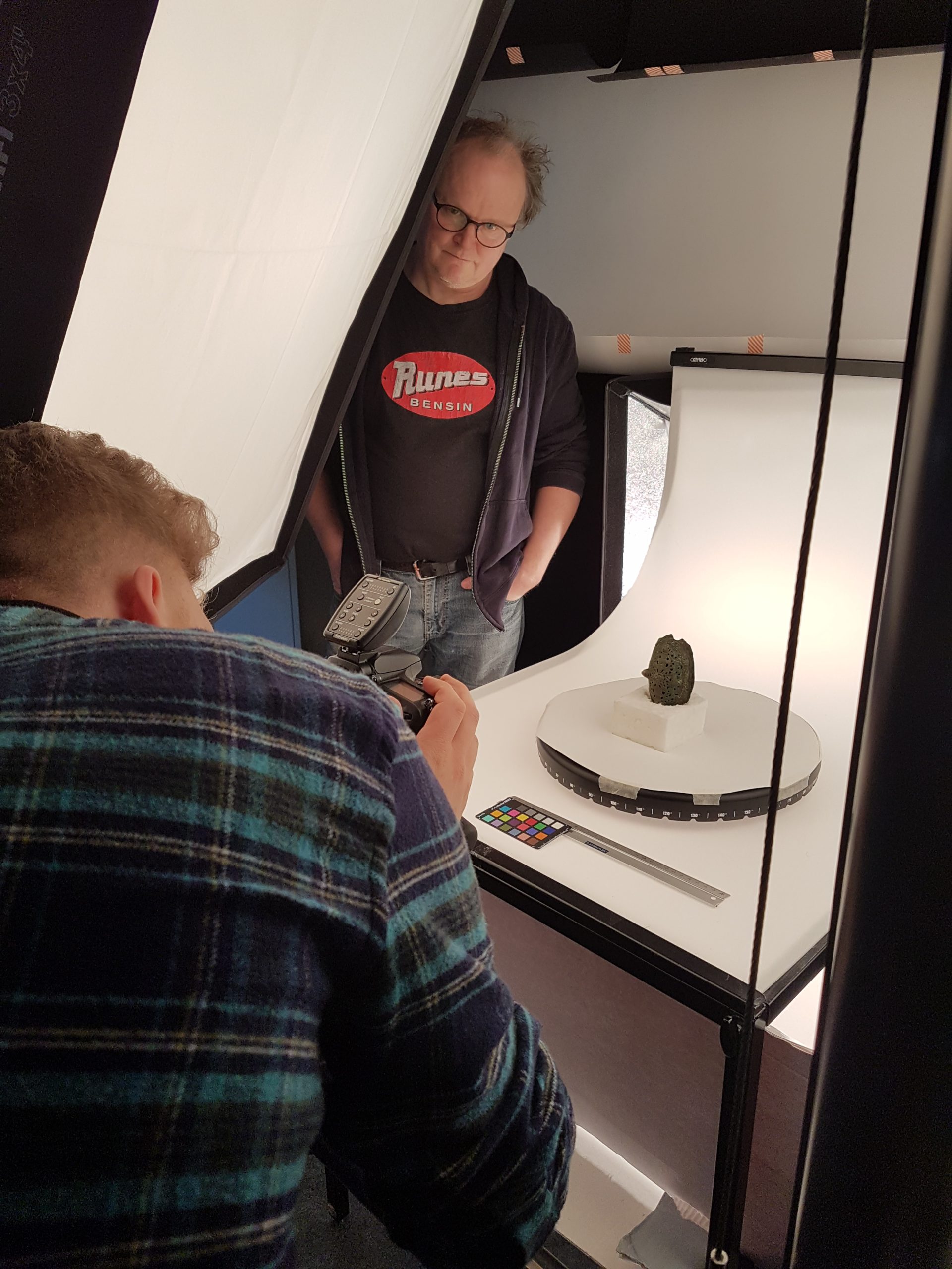 Historiska museets fotograf Ola Myrin i full färd att fota ett av föremålen