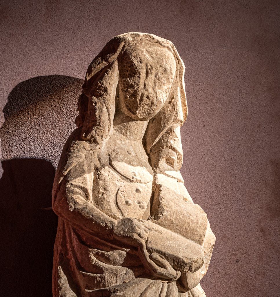 Övre delen av en stenskulptur.