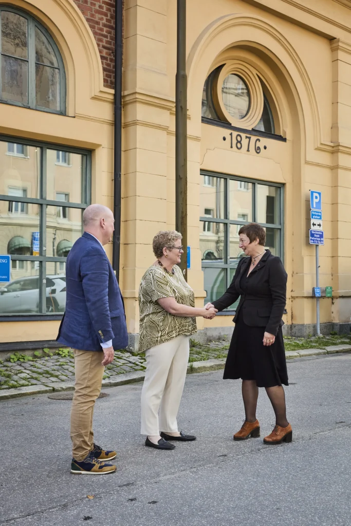 Magnus Hagberg, överintendent Statens historiska museer, Karin Wanngård, Finansborgarråd i Stockholm och Katherine Hauptman, chef Sveriges museum om Förintelsen, framför Tullhuset på Blasieholmen. 