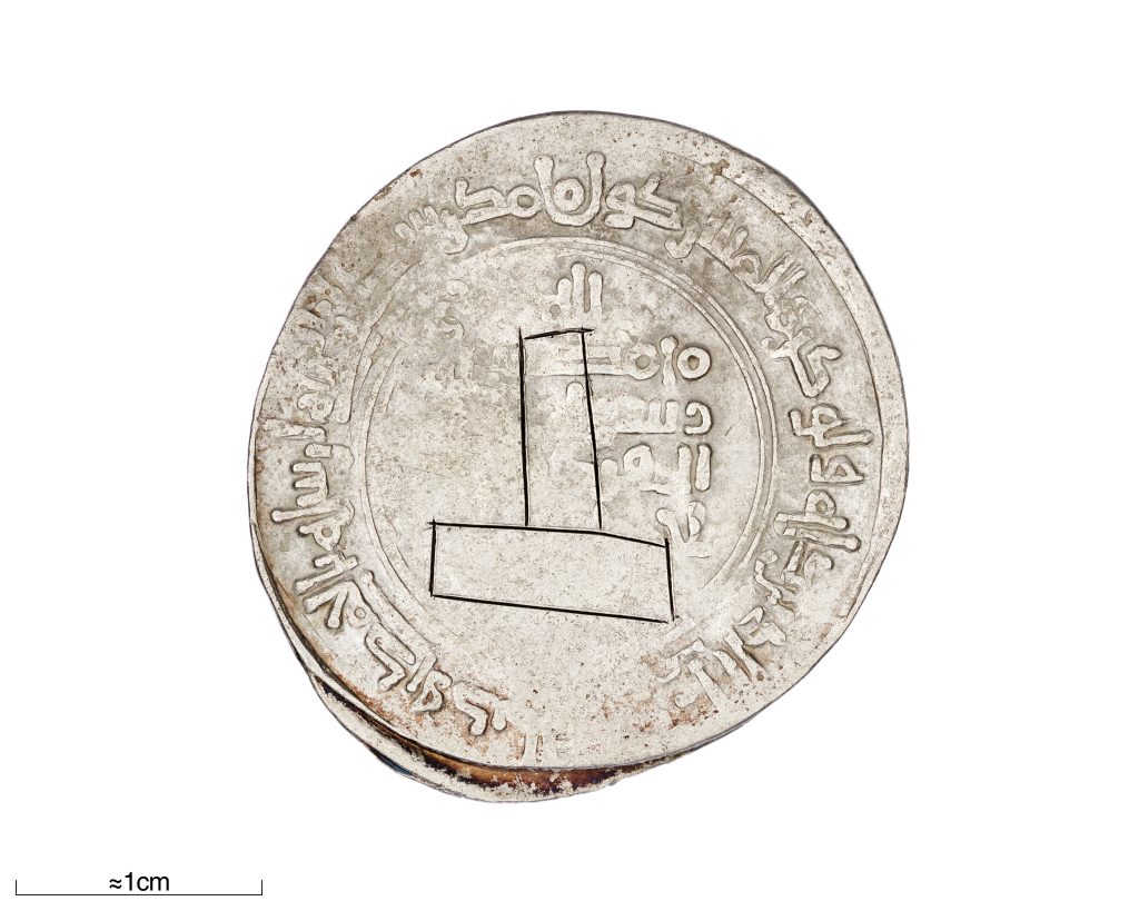 Dirham med graffiti.