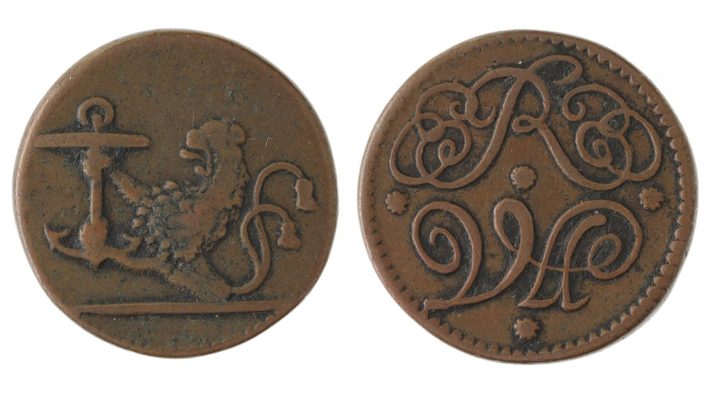 Pollettens båda sidor. På ena sidan ett lejon som håller i ett ankare. På andra sidan bokstäver.