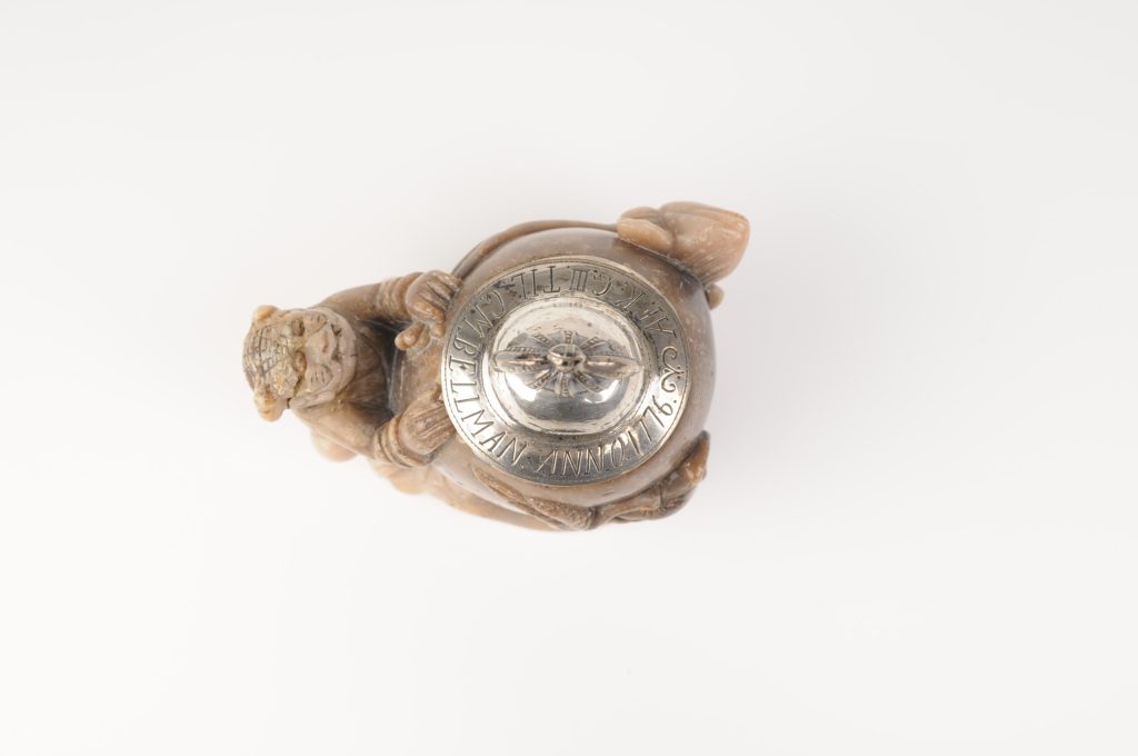 Bläckhornet sett rakt uppifrån med lockets inskription synlig.