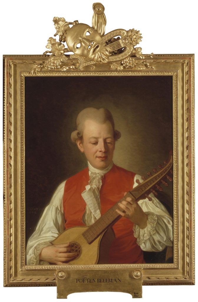 Oljemålning på duk, Carl Michael Bellman i vit skjorta och röd väst, spelandes på sträninstrument. Målningen är ramad i en sirlig guldram. På ovansidan av ramen syns dekorationer av bland annat vindruvor och en teatermask. På den nedre kanten sitter en skylt där det står "poeten Bellman".