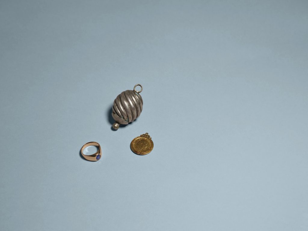 Ring, knapp och mynt.