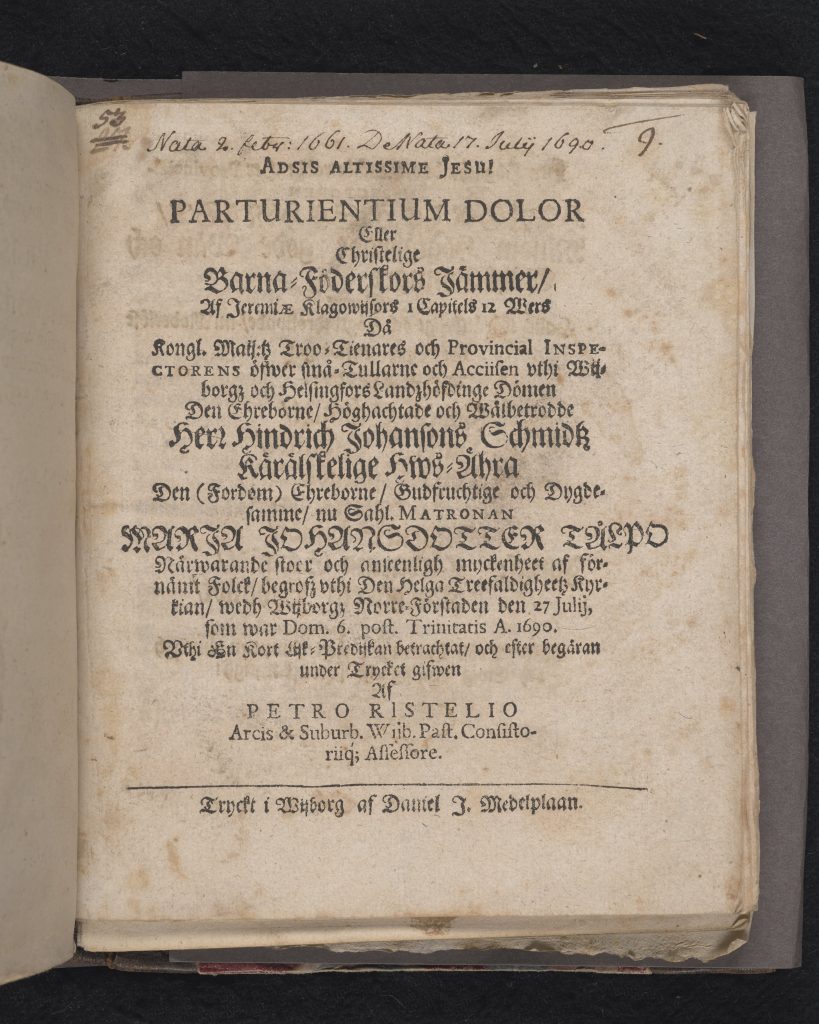 En boksida utan dekor och med tryckt text på latin och svenska, samt en handskriven rad.