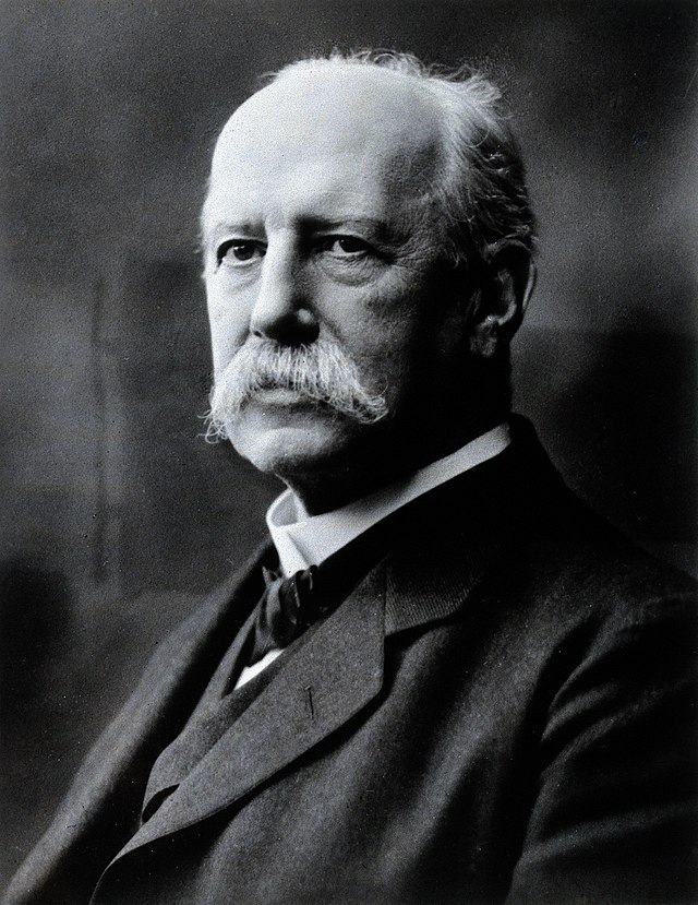 Svartvitt foto av man med stor vit mustasch.