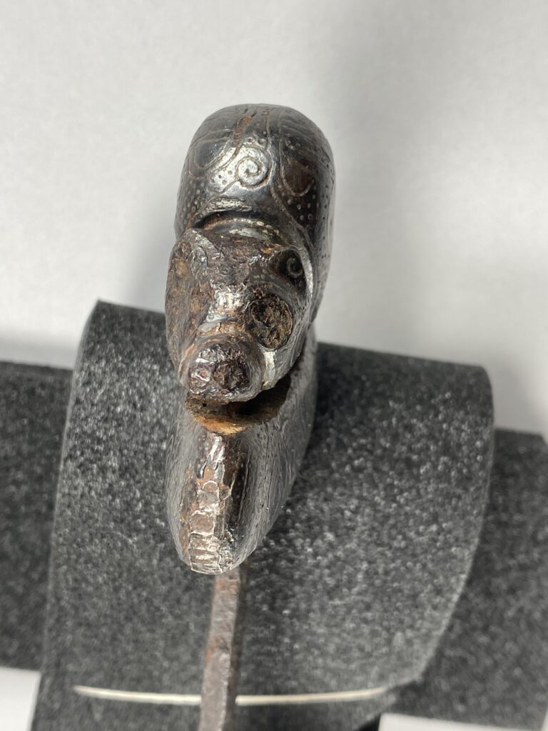 Metallföremål i form av en björn.