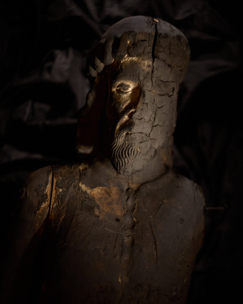 Bild av brandskadad träskulptur.