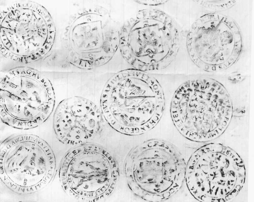 Myntavtryck på vitt papper.