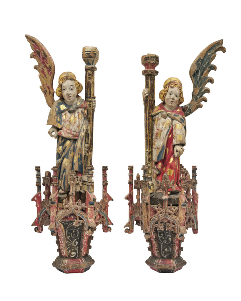 Målade änglar i trä. 