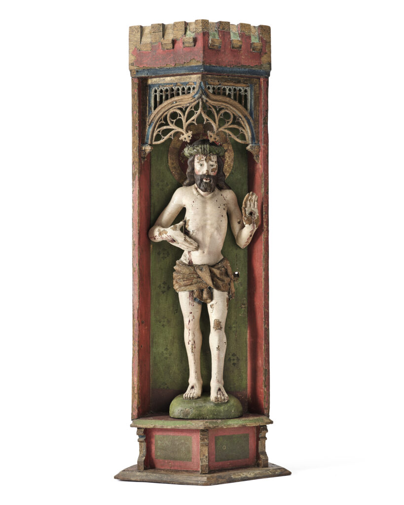 Träskulptur i skåp.