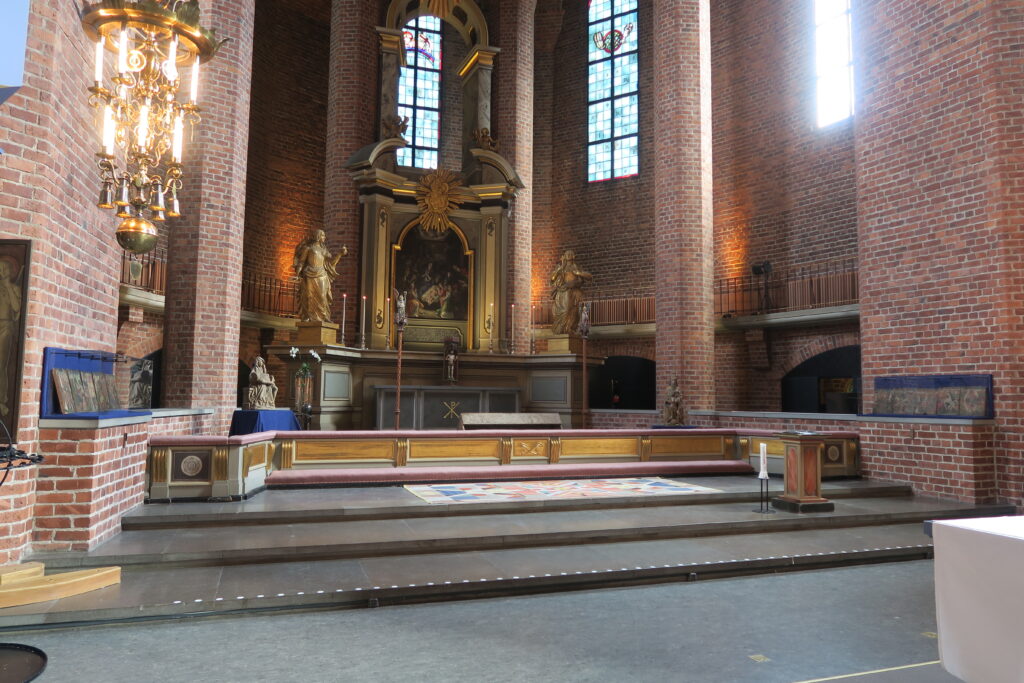 Koret i Klosters kyrka med skulpturer. 