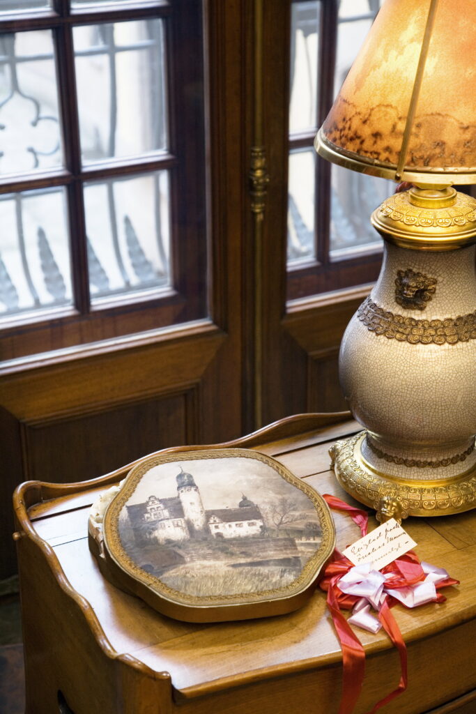 Konfektask i papper på ett bord.