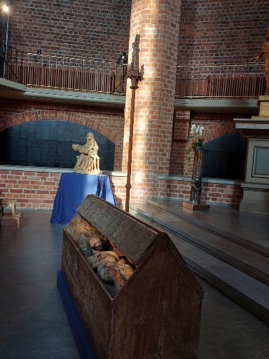 Kista med Kristusfigur i trä.