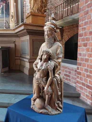 Träskulptur med Gud och den döde Jesus.