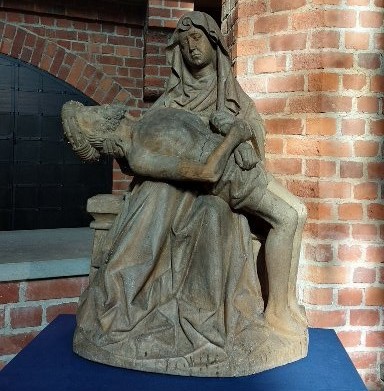 Träskulptur av Maria med Jesus i knät. 