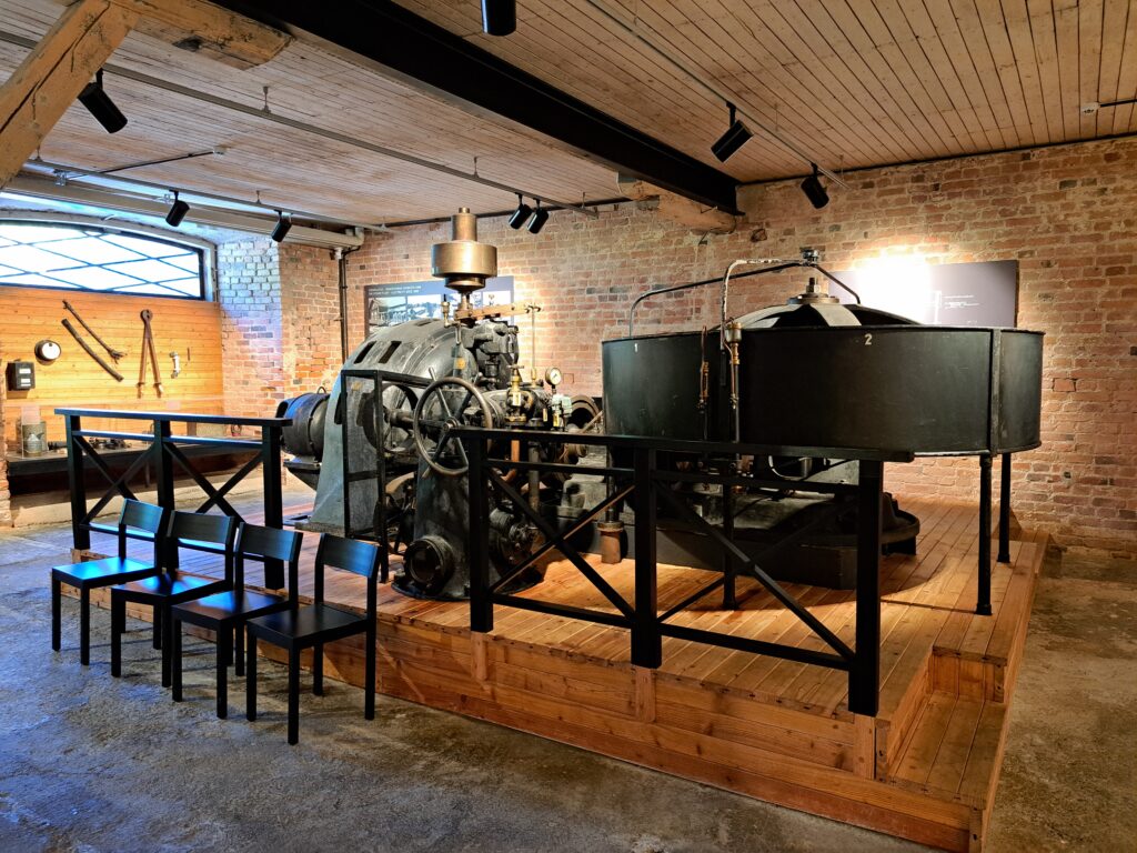 Bild av maskin i sågverksmuseum.